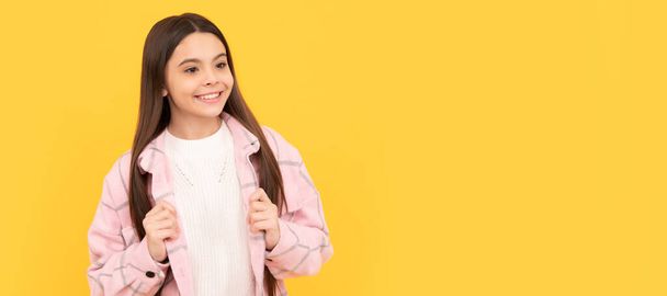 щаслива дівчинка вдягнена рожева картата сорочка, мода. Дитяче обличчя, горизонтальний плакат, дівчина-підліток ізольований портрет, банер з копіювальним простором
 - Фото, зображення