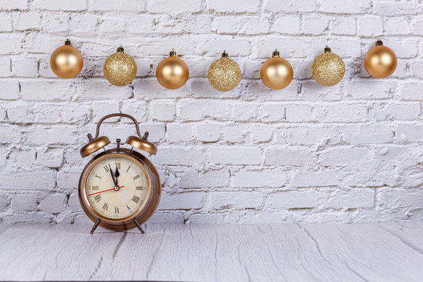 wekker, kerstboom, cadeaus kerstspeelgoed op de achtergrond van een stenen muur close-up - Foto, afbeelding