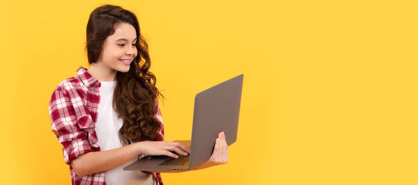 niño inteligente feliz escribiendo en el ordenador portátil durante la lección en línea de la escuela, la educación moderna. - Foto, Imagen