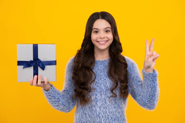 Teenager child with gift box. Present for holidays. Happy birthday, Valentines day, New Year or Christmas. Kid hold present box. Happy teenage girl, positive and smiling emotions - Fotoğraf, Görsel