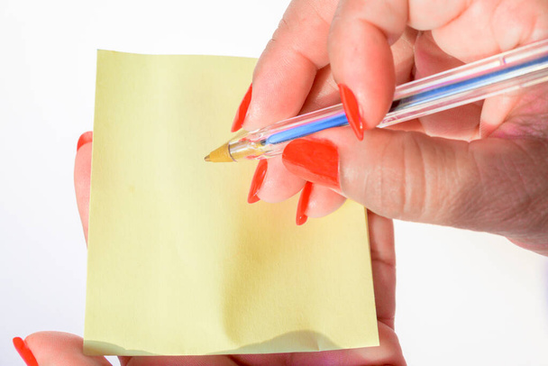 Frauenhand mit lackierten Nägeln, die leeres Briefpapier auf reinweißem Hintergrund halten. - Foto, Bild
