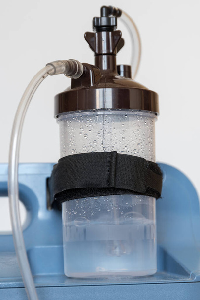 Solunum için tıbbi oksijen - Oksijen cihazından solunum gazı nemlendirici - Fotoğraf, Görsel