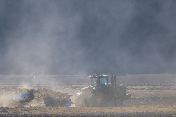 Machines agricoles soufflant un champ en automne dans l'Idaho - Photo, image