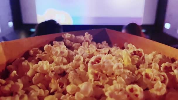 Bioscoop en entertainment, popcorn doos in de bioscoop voor tv-show streaming service en film industrie productie. Hoge kwaliteit 4k beeldmateriaal - Video
