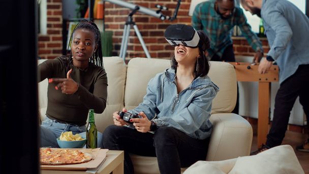 Las mujeres felices ganan el desafío de los videojuegos con gafas vr, usando auriculares de realidad virtual en la consola de televisión. Sentirse alegre acerca de la competencia de juego ganar en la televisión, la actividad de ocio. - Foto, imagen