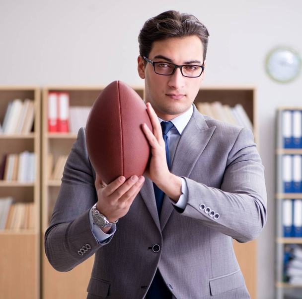 Бізнесмен з американським футболом в офісі
 - Фото, зображення