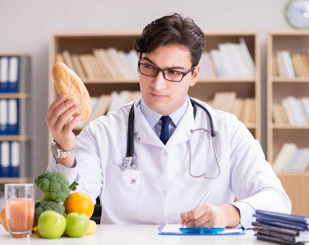 Le médecin dans le concept de régime avec des fruits et légumes - Photo, image