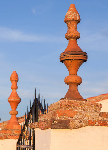Heiligtum unserer Dame de las Nieves, Reina, Badajoz, Extremadura, Spanien. Zinnen aus Lehm  - Foto, Bild