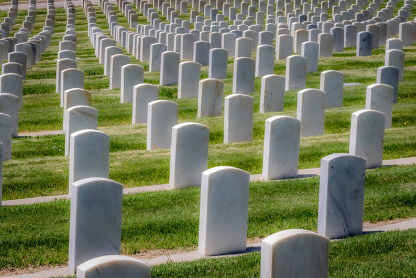 Military cemetery headstones for servicemen and women of the United States military - Valokuva, kuva