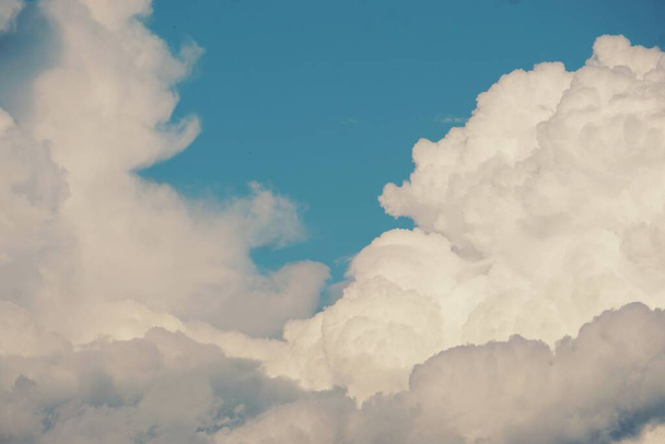 Eine Nahaufnahme von Wolken am Himmel - Foto, Bild