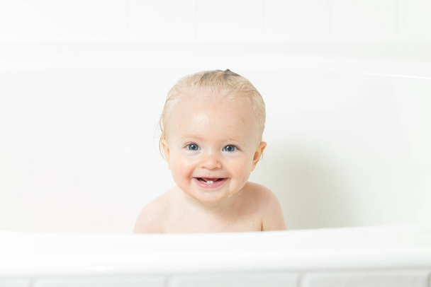 Очаровательная маленькая девочка в ванной - Фото, изображение