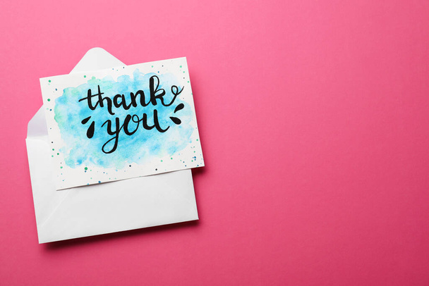 Конверт и карточка с фразой Спасибо за розовый фон, вид сверху. Пространство для текста - Фото, изображение