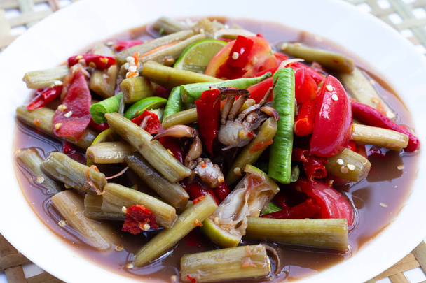 Lotus saplı baharatlı salata. Tayland yemeği tarifleri. - Fotoğraf, Görsel