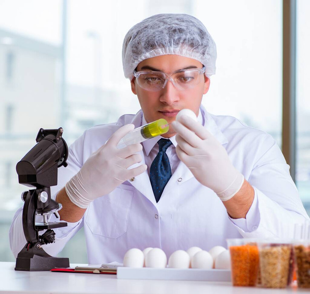 Експерт з тестування харчових продуктів у лабораторії
 - Фото, зображення