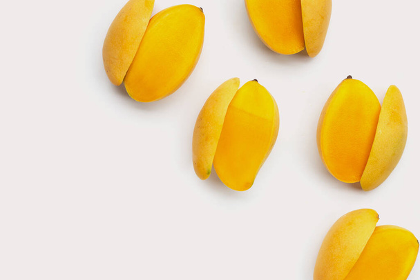 Tropisch fruit, Mango op witte achtergrond. - Foto, afbeelding