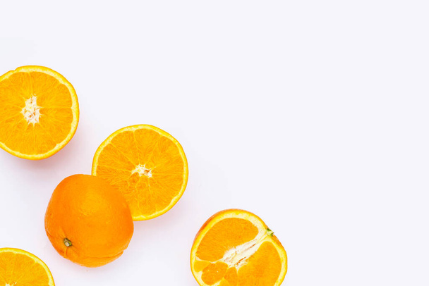 Orangene Früchte auf weißem Hintergrund. - Foto, Bild