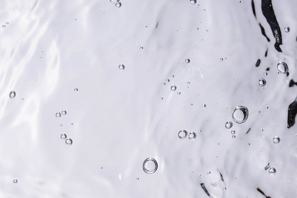 Podwodne bąbelki tekstury na białym tle. Woda z bąbelkami. Bąbelki powietrza pod wodą - Zdjęcie, obraz