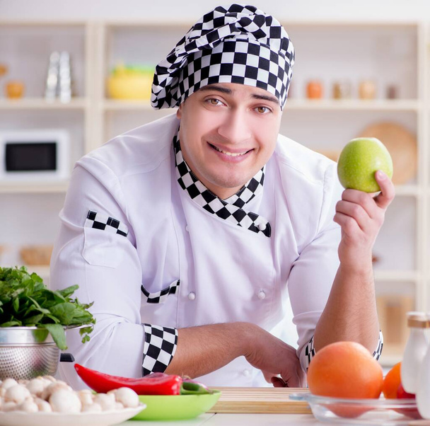 El joven cocinero trabajando en la cocina - Foto, Imagen