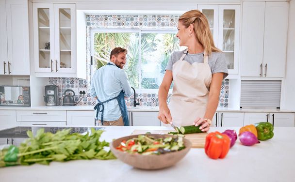 Kochen, glücklich und zu zweit mit Gemüse und Salat in einer heimischen Küche mit Liebe und Bindung. Gesunde Ernährung, Ernährung und Ernährung von Frau und Mann zusammen in einem Haus mit Eheglück. - Foto, Bild