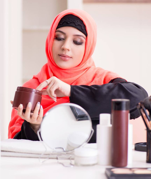 De mooie vrouw in hijab die make-up aanbrengt - Foto, afbeelding