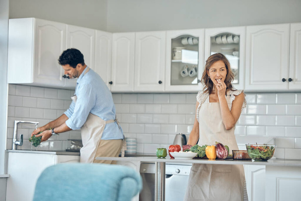 Health cooking, eating and couple in a kitchen with vegetables and salad for vitamins and wellness. Diet, nutrition and food recipe of a wife and man together making a healthy dinner meal at home. - Foto, Imagem