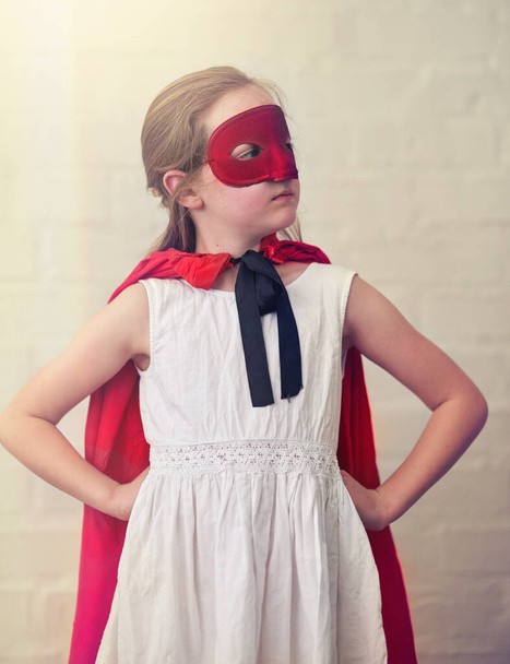 Це новий герой у місті. маленька дівчинка прикидається супергероєм
 - Фото, зображення