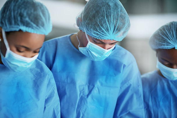 Keen eyes, steady hands. a team of surgeons performing a medical procedure in an operating room - Foto, Imagen
