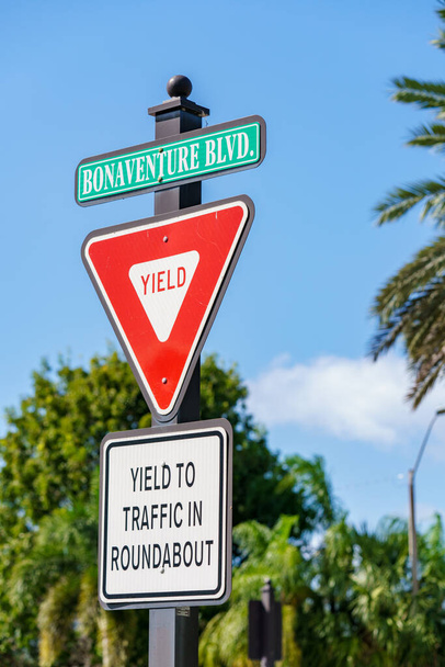 Signo de rendimiento en una rotonda de círculo de tráfico Bonaventure Blvd Weston FL - Foto, Imagen
