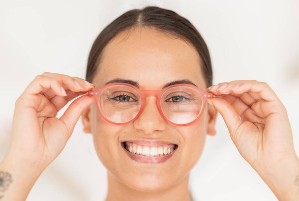 Optometria, visão e retrato de mulher com óculos experimentando novo quadro para lentes de prescrição. Feliz, sorriso e senhora experimentando óculos ou óculos para melhorar a visão na loja óptica ou clínica - Foto, Imagem