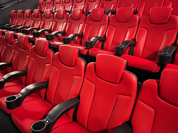 Sinema ve eğlence, televizyon şovu için boş kırmızı sinema koltukları ve film endüstrisi markalaşması - Fotoğraf, Görsel