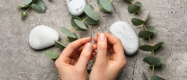 Mãos femininas com agulhas de acupuntura em fundo cinza, vista superior - Foto, Imagem