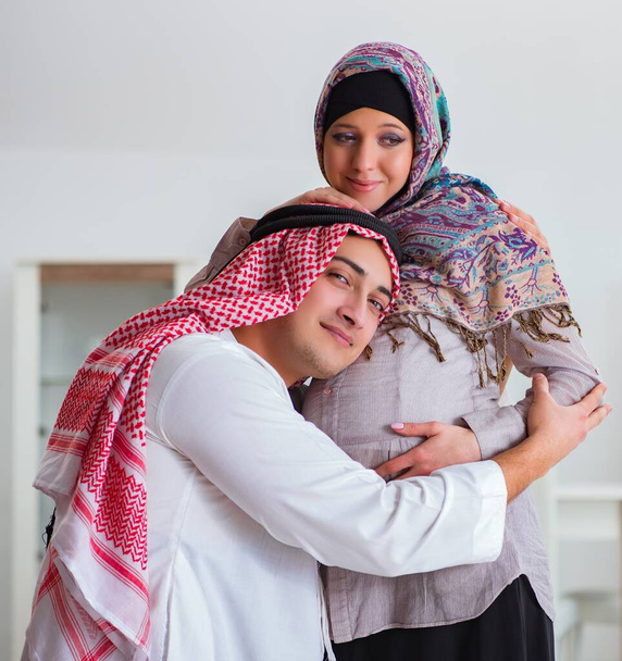 Молода арабська мусульманська сім'я з вагітною дружиною очікує дитину
 - Фото, зображення