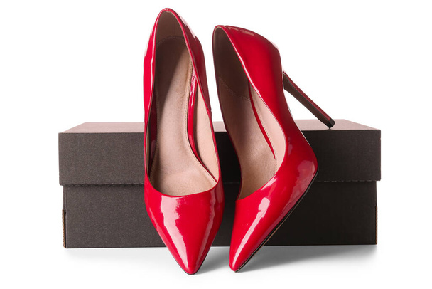 Beyaz arka planda kırmızı yüksek topuklu ayakkabılı siyah kutu - Fotoğraf, Görsel