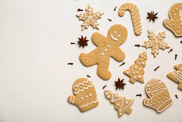 Σύνθεση με νόστιμα χριστουγεννιάτικα μπισκότα και μπαχαρικά σε ελαφρύ φόντο - Φωτογραφία, εικόνα