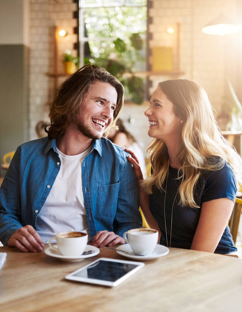 Kávu s mou oblíbenou osobou. šťastný mladý pár v kavárně - Fotografie, Obrázek