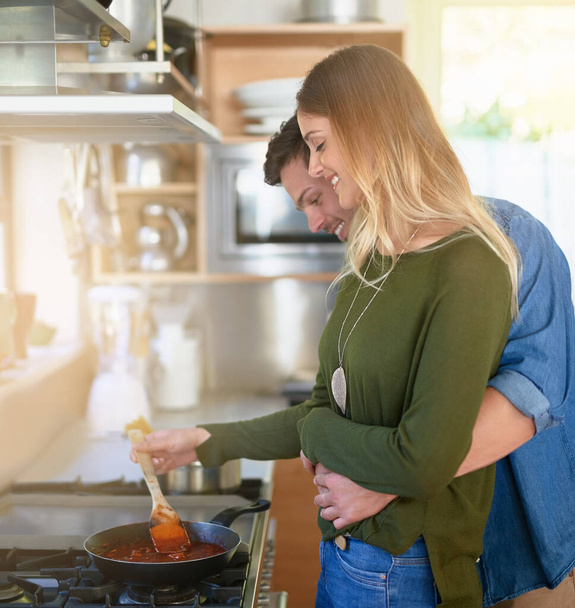 Їх особливим інгредієнтом є любов. ніжна молода пара готує вечерю разом у піч на своїй кухні
 - Фото, зображення