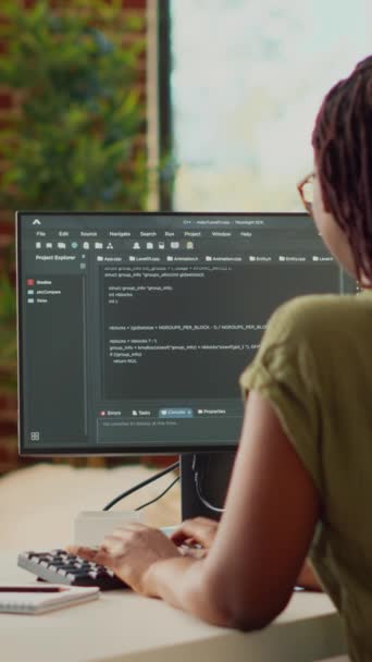 Vertikales Video: Junge Frau verwendet Quellcode, um eine neue Online-App zu entwickeln, die mit HTML-Skript am Terminal-Fenster arbeitet, um Datenbank-Software zu programmieren. IT-Manager plant Netzwerk für künstliche Intelligenz. - Filmmaterial, Video