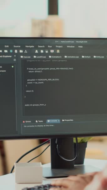 Vertikální video: Freelancer admin programování html kód na počítači, práce vzdálený od domova s on-line web skriptu a databáze. Pomocí okna terminálu a umělé inteligence, vývojář aplikací. - Záběry, video