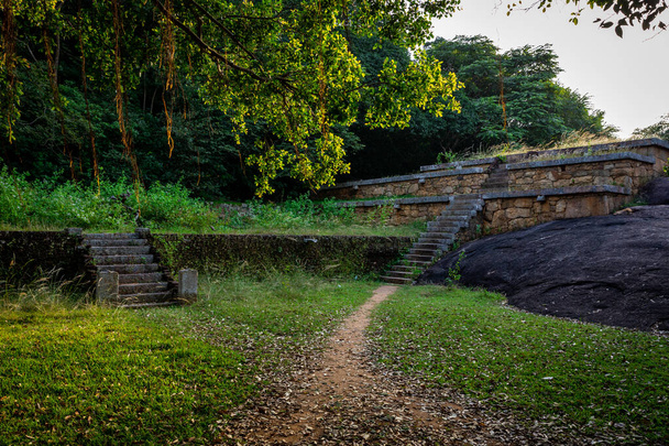 Ruines d'un temple bouddhiste, ville sacrée d'Anuradhapura, Sri Lanka - Photo, image