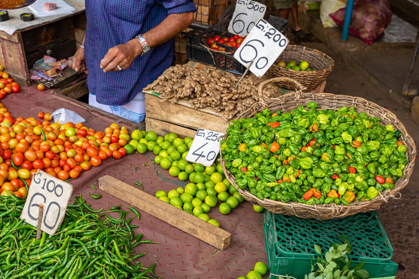 スリランカの屋外市場でのトロピカルフルーツと野菜. - 写真・画像