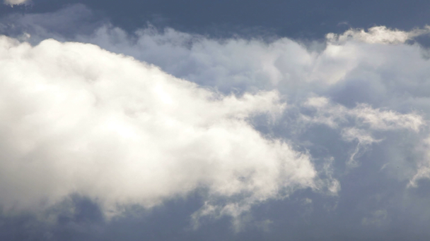 Pohled na pohybující se mraky na obloze - Záběry, video