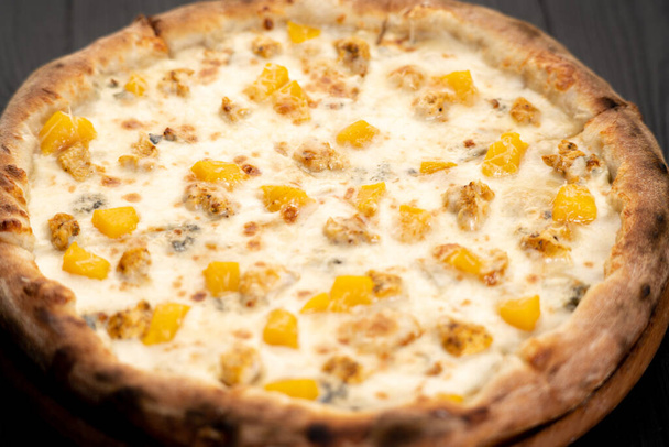Sweet Gorgonzola pizza met honing en perzik op houten tafel, close-up. Kopieerruimte - Foto, afbeelding