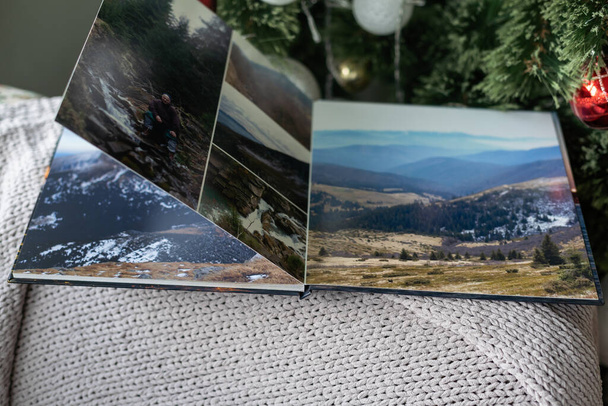 photo book about traveling near the Christmas tree. - Foto, imagen