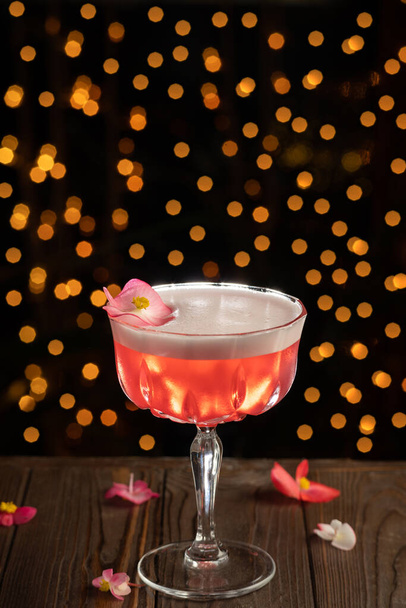 Elegant glass of raspberry cocktail, decoration fresh flower. Club cocktail. drink with gin, raspberries and egg white foam. Close up - Φωτογραφία, εικόνα