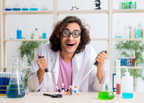 Der lustige Chemiker im Labor - Foto, Bild