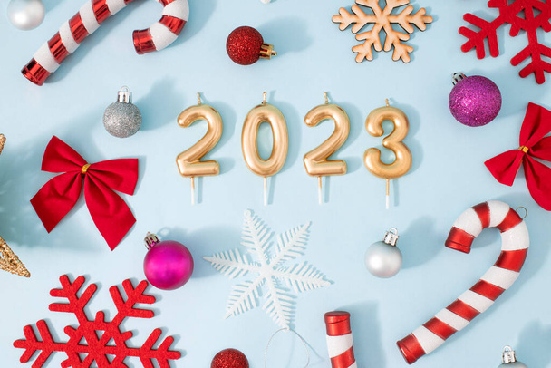 創造的な新年のパーティーの概念の背景。クリスマスの装飾、花火とコンフェッティ。2023年. - 写真・画像
