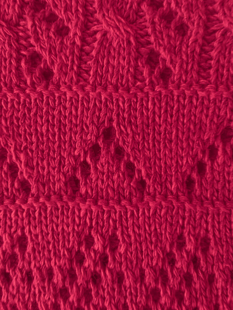 Christmas Knitted Background. Abstract Woven Textile. Warm Handmade Thread Embroidery. Xmas Knitted Texture. Vintage Cotton Blanket. Weave Scandinavian Wallpaper. Red Christmas Knitting Pattern. - Foto, Bild