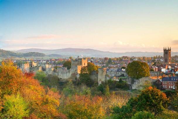 Φθινοπωρινή ανατολή στο κάστρο Ludlow στο Shropshire, Ηνωμένο Βασίλειο που λαμβάνονται από Whitcliffe Common - Φωτογραφία, εικόνα