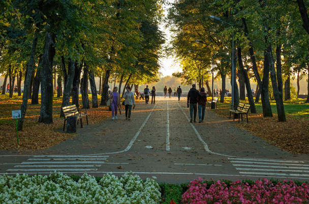 Miasto Kremenchuk, Ukraina - 8 października 2022: Aleja Pridneprovskiego Parku o zachodzie słońca jesienią - Zdjęcie, obraz