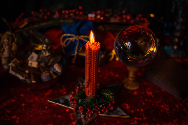 Noel atmosferi kavramı, kehanetler, kader kehanetleri, sihirli top ve diğer büyüler. Sihirli tatil estetiği tasviri - Fotoğraf, Görsel